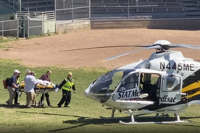 In diesem Videostandbild wird der Autor Salman Rushdie auf einer Trage zu einem Hubschrauber gebracht, der ihn in ein Krankenhaus transportiert. Foto: Uncredited
