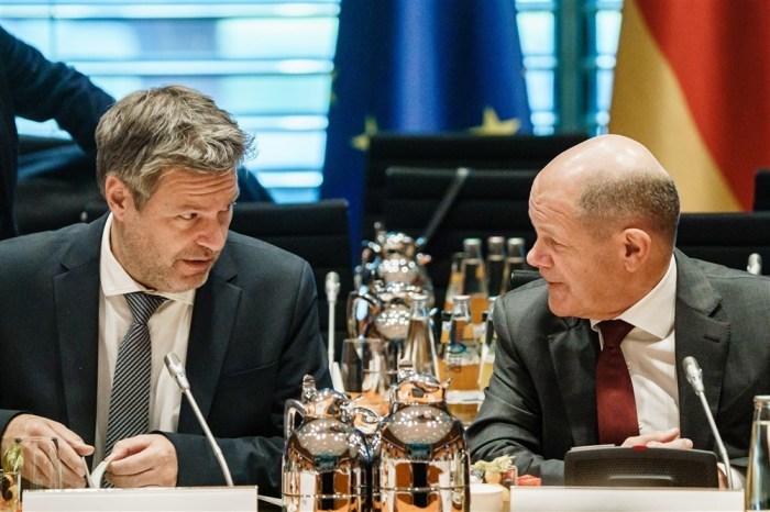 Die deutsche Bundeskanzlerin Olaf Scholz (R) und der deutsche Minister für Wirtschaft und Klima Robert Habeck (L) im Gespräch. Foto: epa/Clemens Bilan