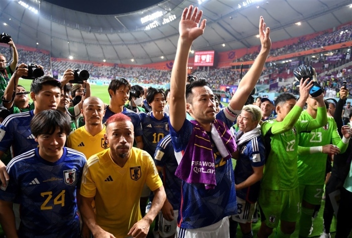Japanische Spieler applaudieren ihren Fans nach dem Sieg im Fußballspiel der Gruppe E der FIFA Fussball-Weltmeisterschaft 2022 zwischen Japan und Spanien im Khalifa International Stadium in Doha. Foto: epa/Neil Hall