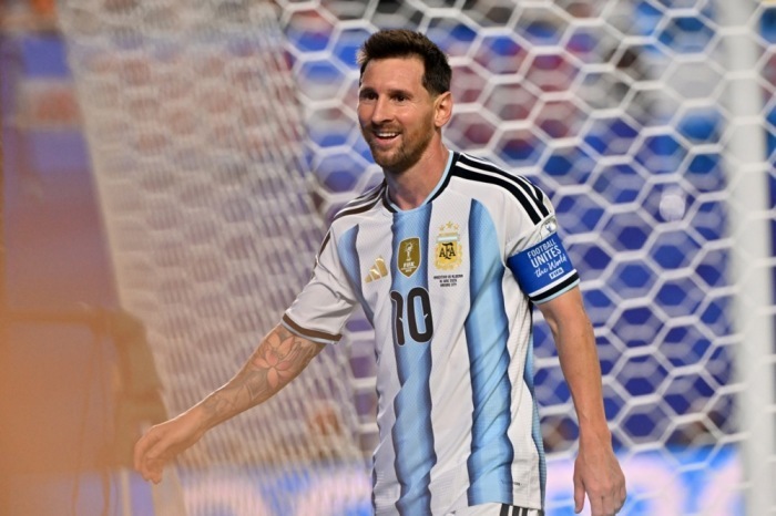 Lionel Messi beobachtet das Spiel während der WM-Gruppenpartie zwischen Argentinien und Algerien in Kansas City. Foto: epa/Amy Kontras