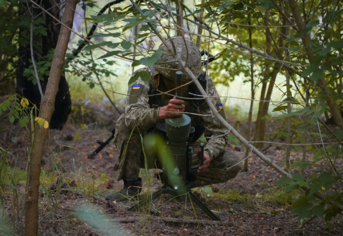 Ein Soldat der ukrainischen Spezialeinheit legt eine von Deutschland gespendete DM22-Panzerabwehrmine auf einem Waldweg aus, einer möglichen Route russischer Truppen in der Region Donezk. Foto: Efrem Lukatsky/Ap/dpa