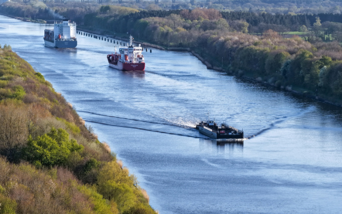 Lastkahn für geplanten Transport des gestrandeten Buckelwals fährt über den Nord-Ostsee-Kanal Richtung Ostsee. Foto: dpa/Bodo Marks