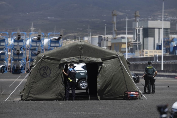 Polizei und Einsatzkräfte bereiten den Hafen von Granadilla auf Teneriffa auf die Ankunft der MV Hondius nach Hantavirus-Fällen vor. Foto: epa/Miguel Barreto
