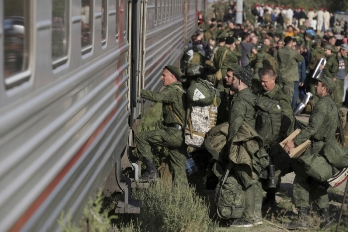Russische Rekruten steigen auf einem Bahnhof in der russischen Region Wolgograd in einen Zug. Foto: Uncredited/Ap/dpa