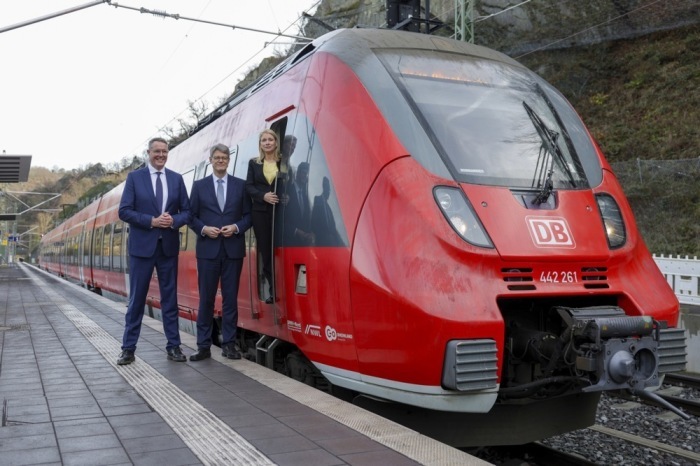 Inbetriebnahme der neuen Ahrtalbahn. Foto: epa/Christopher Neundorf