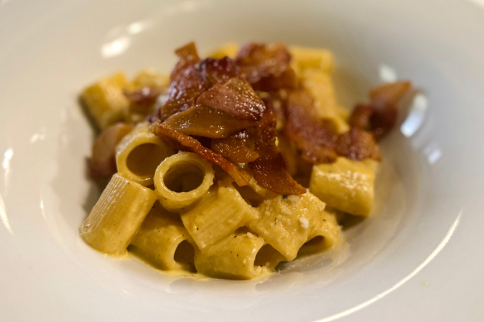 Ein Teller mit Pasta Carbonara, einem typischen italienischen Nudelgericht, steht auf einem Reatuaranttisch. Foto: Christoph Sator/dpa