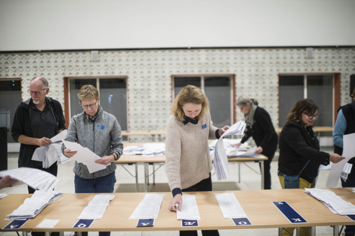 Mitglieder der lokalen Wahlkommission zählen die Stimmen in einem Wahllokal im Rathaus von Odense. Foto: Tim Kildeborg Jensen/Ritzau Scanpix/ap
