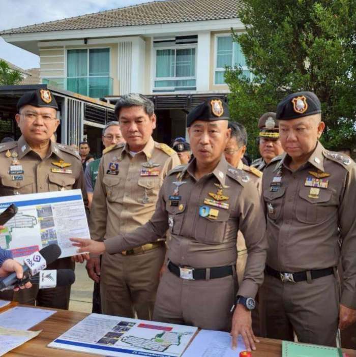 Pol Gen Samran Nuanma erläutert den Ermittlungsstand und präsentiert Details der großangelegten Razzia gegen mutmaßliche Nominee-Unternehmen in Chiang Mai. Foto: Royal Thai Police