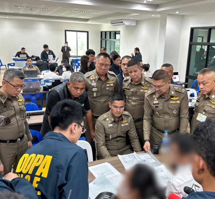 Ermittler von Polizei und Bezirksverwaltung werten im Rahmen der Operation „Removing the Dragon’s Scales“ Unterlagen und Beweismaterial zu dem mutmaßlichen Netzwerk für gefälschte Geburtsregistrierungen aus. Bild: Metropolitan Police Bureau (MPB)