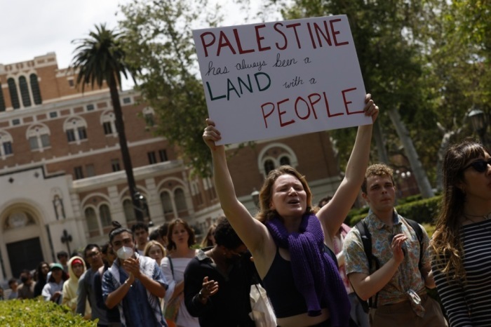 Studierende und Gemeindemitglieder marschieren während einer Gaza-Solidaritätsbesetzung auf dem Campus, um sich für Palästina in Los Angeles einzusetzen. Foto: epa/Caroline Brehman