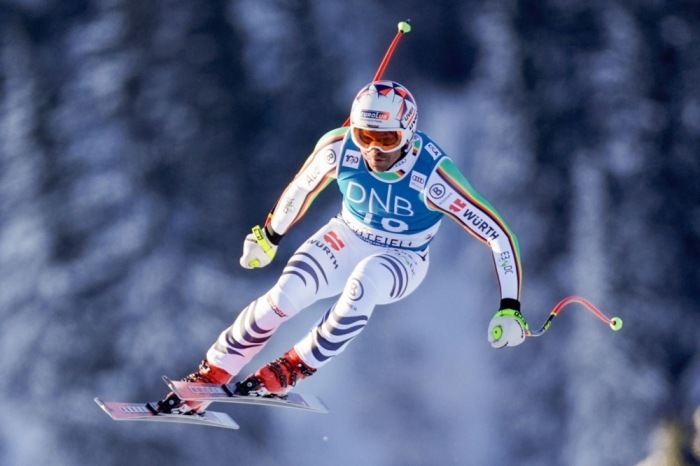 Andreas Sander rast bei der Weltcup-Abfahrt in Kvitfjell mit hoher Geschwindigkeit die Strecke hinab und kämpft um eine Spitzenplatzierung. Foto: epa/Stian Lysberg Solum