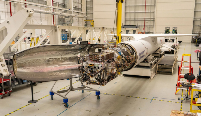 Das LINK-Raumfahrzeug der Firma Katalyst in einer Halle vor seiner geplanten Nasa-Mission zur Rettung des Forschungssatelliten Swift. Foto: Ron Beard/Nasa/dpa