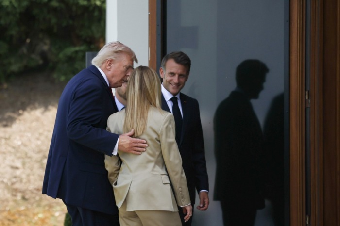 US-Präsident Donald Trump, Italiens Premierministerin Giorgia Meloni und Frankreichs Präsident Emmanuel Macron auf dem Weg zu einer Sitzung beim G7-Gipfel in Evian-les-Bains. Foto: epa/Yoan Valat
