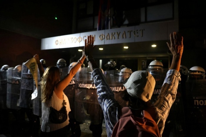 Demonstranten stehen in Novi Sad der Bereitschaftspolizei gegenüber bei einem Studentenprotest gegen Polizeigewalt. Foto: epa/Andrej Cukic