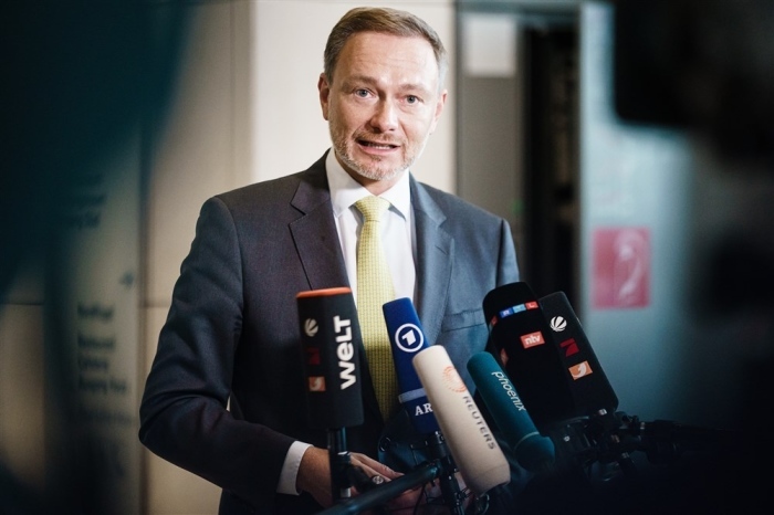 Finanzminister Christian Lindner spricht mit den Medien. Foto: epa/Clemens Bilan