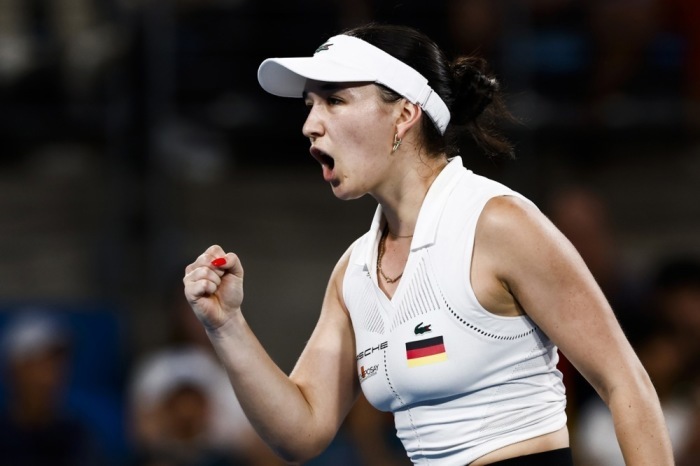Eva Lys jubelt über einen Punkt im Gruppenspiel der United Cup gegen Iga Swiatek in Sydney. Foto: epa/Mark Evans