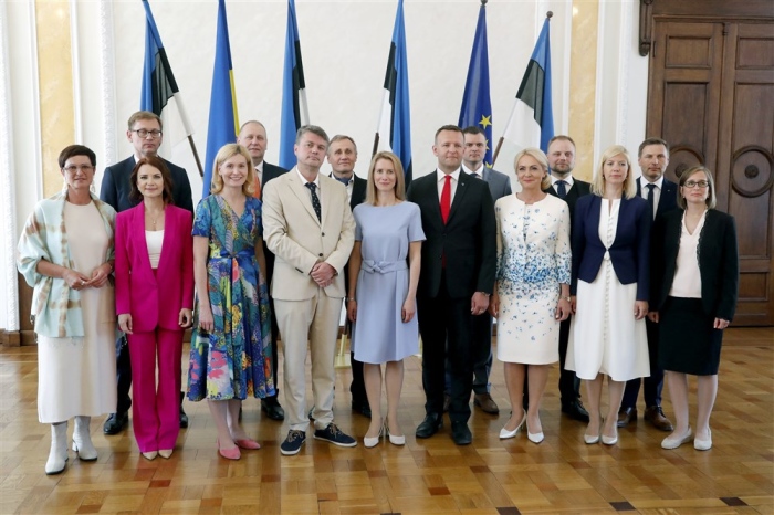 Die estnische Premierministerin Kaja Kallas (C) und die Minister der Regierung. Foto: EPA-EFE/Toms Kalnins