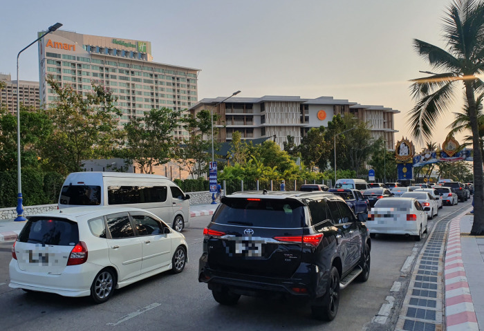 An den langen Feiertagswochenenden brauchen Verkehrsteilnehmer in Pattaya wieder starke Nerven. Es wird mit einem hohen Verkehrsaufkommen gerechnet. Foto: Jahner
