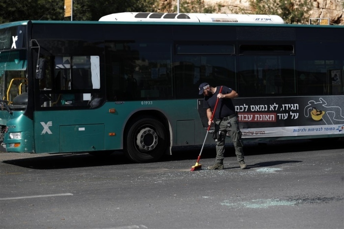 Explosionen an zwei Bushaltestellen nahe der Einfahrt nach Jerusalem. Foto: epa/Atef Safadi