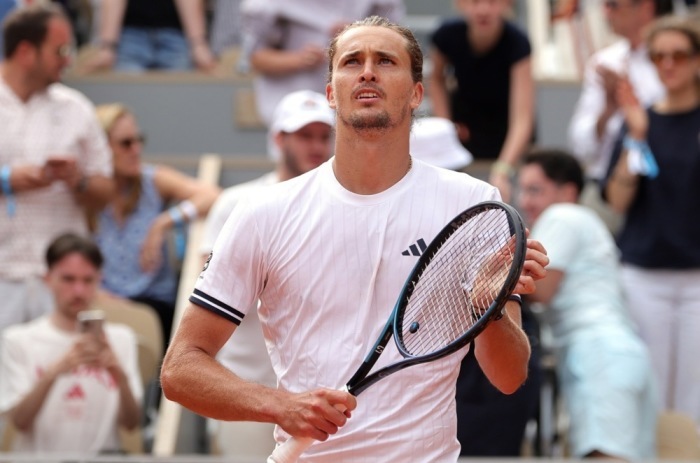 Alexander Zverev jubelt nach seinem Sieg gegen Jesper de Jong im Achtelfinale der French Open in Paris. Foto: EPA/Teresa Suarez