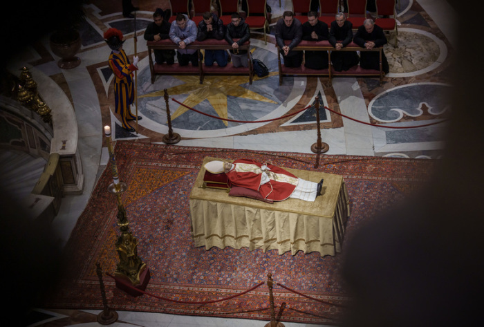 Der Leichnam des verstorbenen Papst Benedikt XVI. ist im Petersdom öffentlich aufgebahrt. Der emeritierte Papst war am Samstag im Alter von 95 Jahren gestorben. Foto: Michael Kappeler/dpa