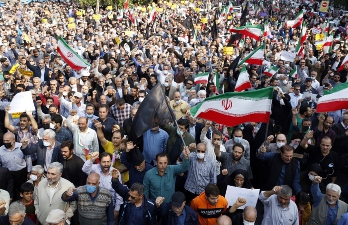 Tausende von Iranern nehmen nach dem Freitagsgebet in Teheran an einer regierungsfreundlichen Kundgebung gegen den jüngsten Terroranschlag und die regierungsfeindlichen Proteste im Iran teil. Foto: epa/Abedin Taherkenareh