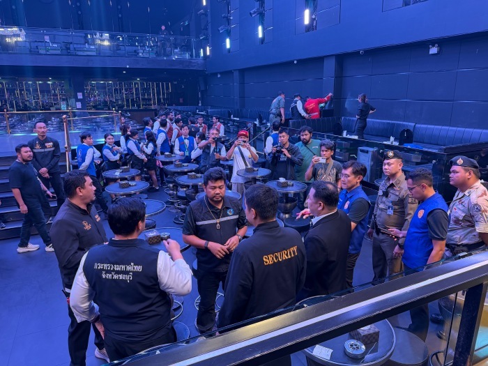 Behörden kontrollieren einen Nachtclub in Pattaya auf Fluchtwege, Brandschutzeinrichtungen und die Einhaltung der Sicherheitsvorschriften. Bild: TMN.TV