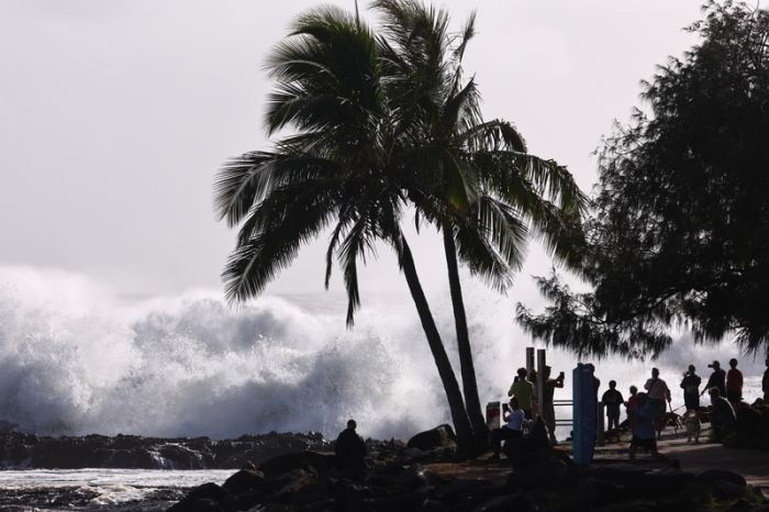 Hohe Wellen treffen die Küste bei Snapper Rocks, während Zyklon Narelle als Sturm der höchsten Kategorie auf Queensland zusteuert. Foto: Jason O'Brien/Aap/dpa