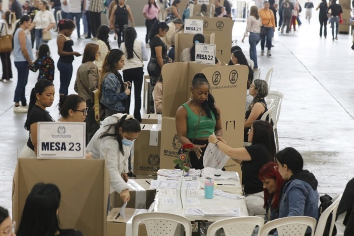Wähler geben in Medellín ihre Stimmen bei den Parlamentswahlen in Kolumbien ab. Behörden berichten von hoher Beteiligung und ruhigem Ablauf. Foto: EPA/Str