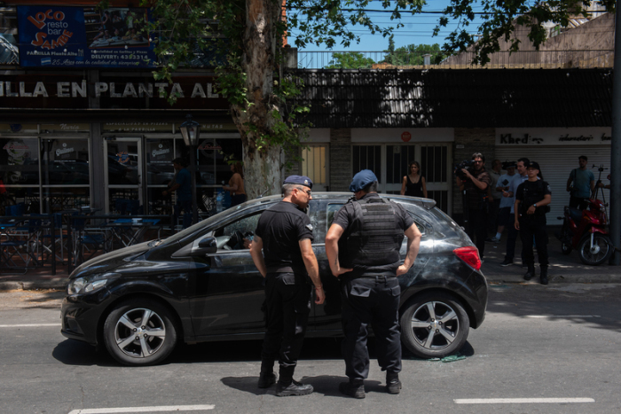 Polizisten sind im Einsatz, nachdem Täter auf ein Auto mit zwei Mitarbeitern des Supermarktes von Messis Schwiegervater feuerten und Einnahmen des Geschäfts raubten. Foto: Franco Trovato Fuocoo/dpa