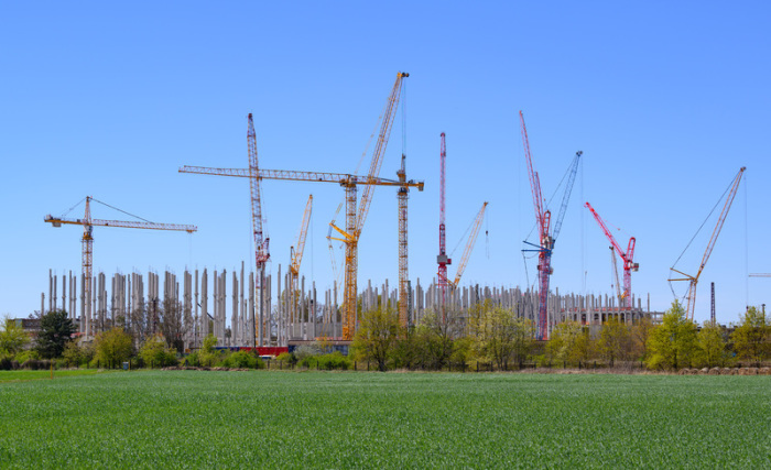 Mehrere Kräne stehen auf der Baustelle eines Rechenzentrums der Schwarz-Gruppe in Lübbenau. Der Ausbau digitaler Infrastruktur stößt in Deutschland auf breite Zustimmung. Foto: dpa/Patrick Pleul