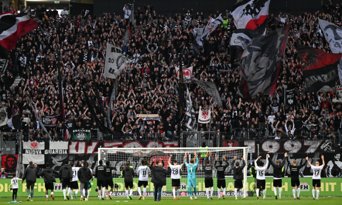 Die Frankfurter Spieler lassen sich nach dem 5:1-Sieg von ihren Fans feiern. Foto: Arne Dedert/dpa