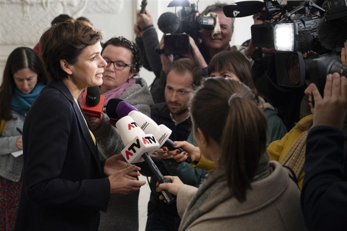 Die Parteivorsitzende der Sozialdemokratischen Partei Österreichs (SPOe), Pamela Rendi-Wagner, spricht zu den Medien. Foto: epa/Christian Bruna