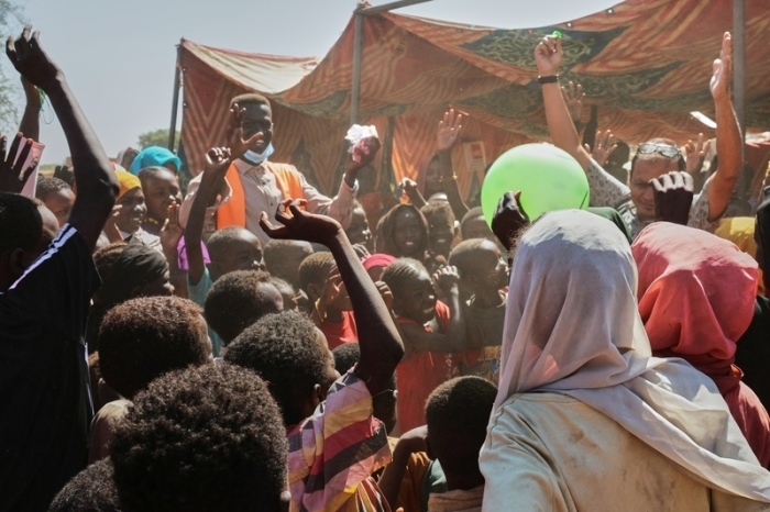Vertriebene Kinder aus El-Fasher suchen im Lager in Darfur Schutz vor den Kämpfen zwischen Regierungstruppen und RSF. Foto: Sarah Vuylsteke/Nrc Via Ap/dpa