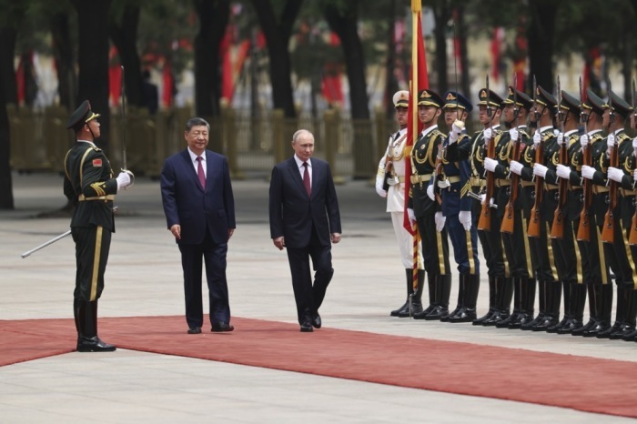 Russlands Präsident Wladimir Putin und Chinas Staatschef Xi Jinping bei der Begrüßungszeremonie in der Großen Halle des Volkes in Peking. Foto: epa/Maxim Shemetov / Pool