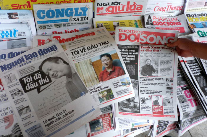  Zeitungen berichten über den Fall Trinh Xuan Thanh. Foto: epa/Luong Thai Linh