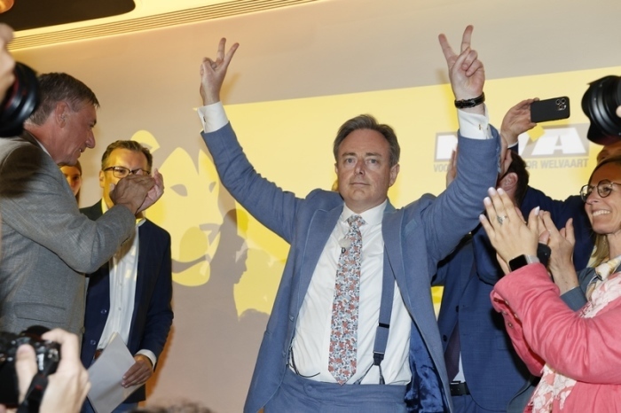 Der Vorsitzende der N-VA, Bart De Wever, feiert nach dem Wahlgewinn auf der Nachwahlversammlung der flämischen nationalistischen Partei N-VA. Foto: Nicolas Maeterlinck/Belga/dpa