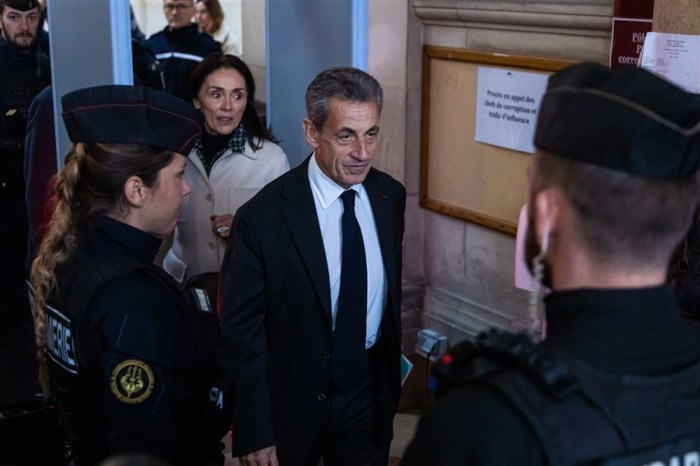 Der frühere französische Präsident Nicolas Sarkozy (C) kommt zu einem Berufungsprozess wegen Korruption und Einflussnahme in Paris vor Gericht. Foto: epa/Christophe Petit Tesson