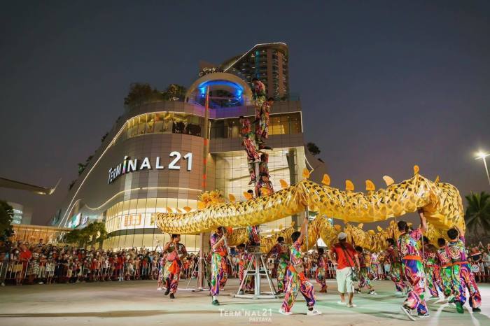 Am Samstag um 18.00 Uhr werden am Terminal 21 Pattaya Drachentänze und Akrobatik aufgeführt, Eintritt frei! Bild: Terminal 21 Pattaya