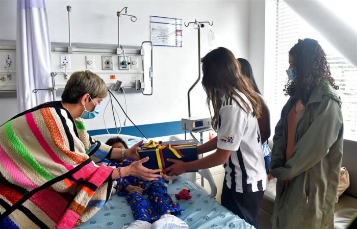 Das Foto zeigt die kolumbianische First Lady Veronica Alcocer (l.) bei ihrem Besuch bei den vier Geschwistern, die nach einem Flugzeugabsturz lebend gefunden wurden. Bild: epa-efe/Presidency Of Colombia