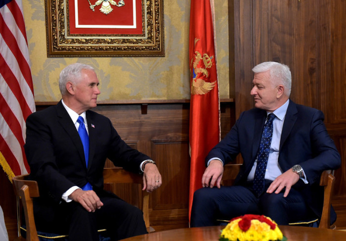  US-Vizepräsident Mike Pence zu Besuch beim montenegrinischen Ministerpräsidenten Dusko Markovic (r.) am 02. August 2017 in Podgorica, Montenegro. Foto: epa/Montenegro Government Pool