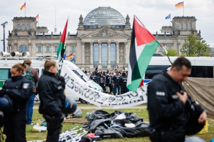 Berlin Die Polizei schließt und löst ein pro-palästinensisches Protestcamp in Berlin auf. Foto: epa/Clemens Bilan