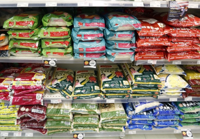 Thailändischer Reis in einem Supermarktregal. Foto: epa/Narong Sangnak