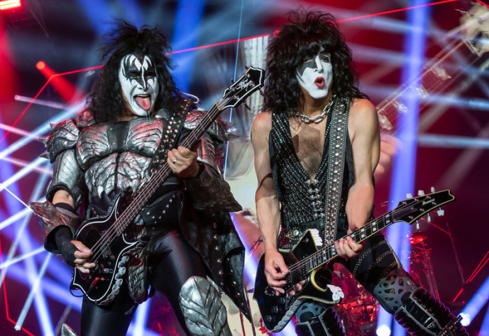 ene Simmons (l) und Paul Stanley von der US-amerikanischen Hard-Rock-Band Kiss treten beim europäischen Tourauftakt der Band in der Westfalenhalle auf. Foto: Bernd Thissen/dpa
