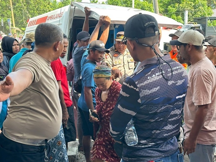 Rettungskräfte evakuieren Wanderer nach dem Ausbruch des Vulkans Dukono auf Halmahera in Indonesien. Mehrere Menschen kamen ums Leben. Foto: EPA/Basarnas Handout