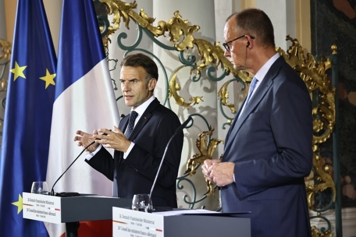 Bundeskanzler Friedrich Merz und Frankreichs Präsident Emmanuel Macron geben nach dem Deutsch-Französischen Ministerrat eine Pressekonferenz. Foto: Oliver Berg/dpa