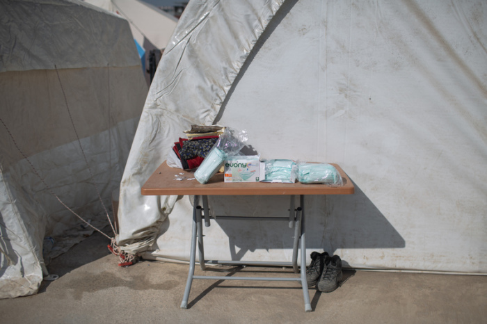 Auf einem Tisch vor einem Zelt in einem Behelfslager für Menschen, die ihre Häuser im Epizentrum des Erdbebens verloren haben, liegen OP-Masken. Foto: Ahmed Deeb/dpa