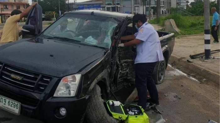Der Pickup schleuderte 22 Meter und prallte gegen eine Laterne – die Beifahrerin starb noch am Unfallort. Foto: Eakkapop Thongtub