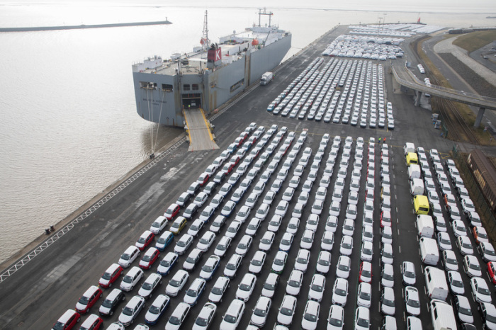 Fahrzeuge des Volkswagen Konzerns stehen im Hafen von Emden zur Verschiffung bereit. Foto: Jörg Sarbach/dpa