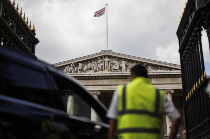 Das Sicherheitspersonal regelt die Besucherströme vor dem British Museum in London. Symbolfoto: epa/TOLGA AKMEN